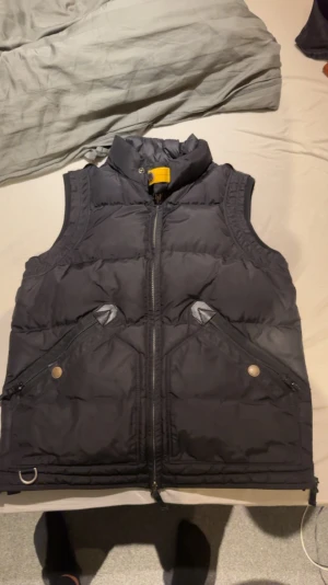 Parajumper väst  - Köpt för 4500 västen är i ett bra skick, Priset kan diskuteras 