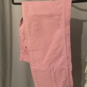Rosa jeans - Straight legs i rosa färg. Från BERSHKA. Använda en gång. 