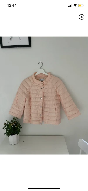 Trekvartsärmad jacka  - Jättesnygg knappt använd Trekvartsärmad jacka💗 storlek 34/xs💗liknar herno jackan 