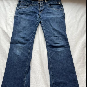 Replay jeans lågmidjade - Så snygga Lågmidjade bootcut Replay jeans, perfekt skick!! Storlek 38 skulle jag säga, men passar nog även 36❣️