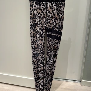 Stronger tights leopard - Säljer dessa sköna träningsbyxor, fortfarande i väldigt fint skick. Hör av er om ni är intreserade