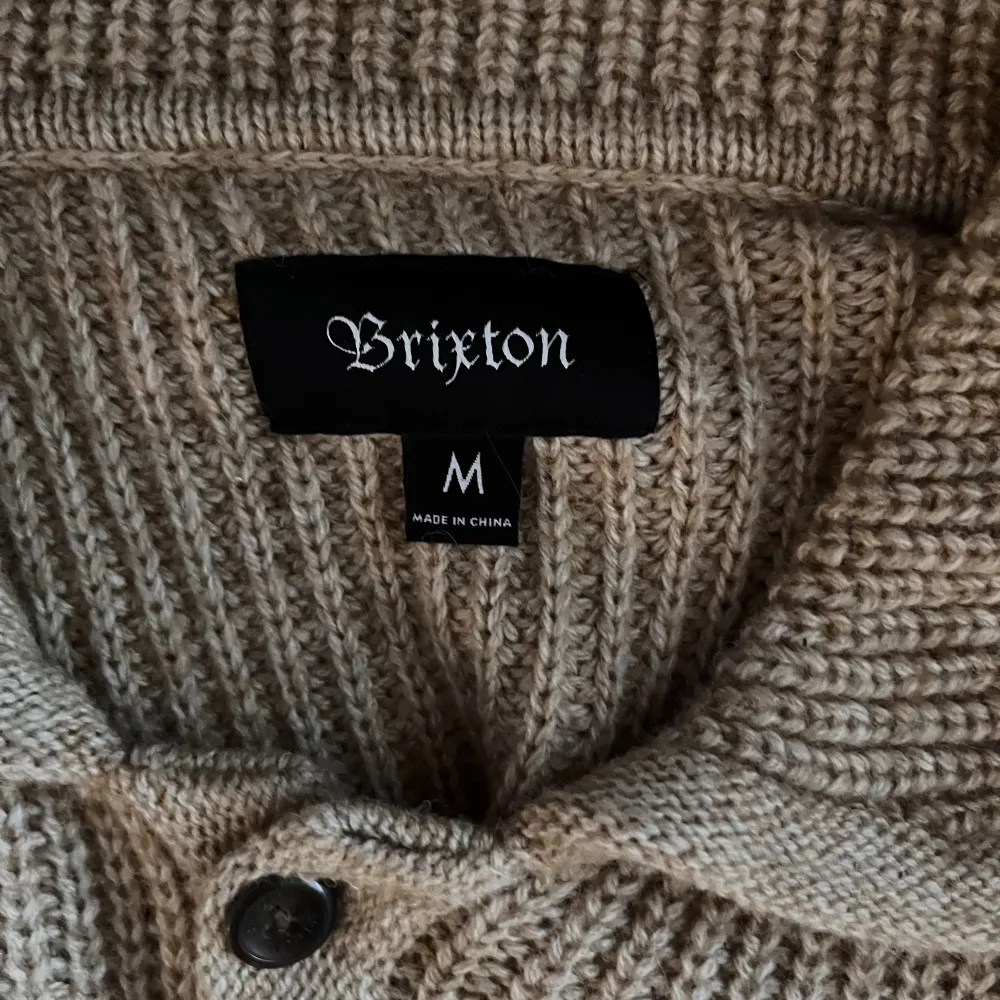 Brun Brixton tröja storlek M, perfekt för hösten eller vintern. Den är ganska boxy. Knappt använd. Har lite av en cropped fit.. Tröjor & Koftor.