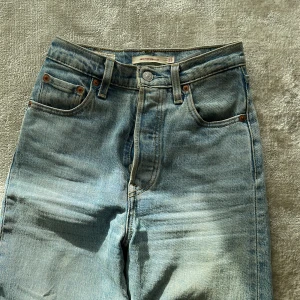 Levis Ribcage Straight  - Levis Ribcage stlr 23 I nyskick. Fin ljusblå färg.