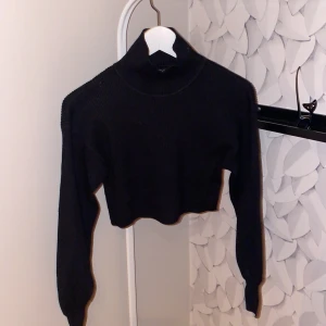 Tjocktröja svart - Mycket fint skick Tjocktröja, svart, magtröja, puffärmar.