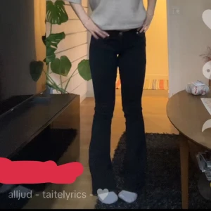 grå/svart bootcut jeans - Säljer dessa grå/svarta bootcut jeans, då dem inte används längre🫶🏼 storlek 32, ni ser på sista bilden hur färgen är