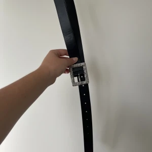 Skärp med detalj - Vanligt svart skärp med en snygg detalj där fram 🤜🏼