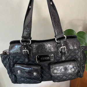 guess väska - fin väska, små slitningar här och där men inget som syns jättemycket, skriv för bild  (köpt second hand för 680)