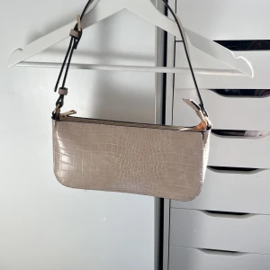 Handväska  - Söt handväska från Lindex i toppenskick🩷🙌🏼 liten och smidig men rymmer ändå det som behövs!! Säljer pga flytt och att den inte kommit till användning så som den borde. Tveka inte att höra av dig 🥰