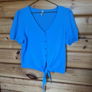 T-shirt med knyt - Knappt använd. Nyskick. Fina detaljer. 