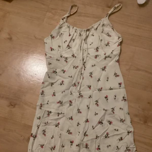 Lana del ray vibe klänning  - Super din blommig klänning till sommaren men också nu till vintern med ett par tjocka strumpbyxor under! 