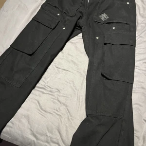 Cargo jeans - Cargo jeans som är väldigt sköna o är pösiga. Aldrig kommit till användning 