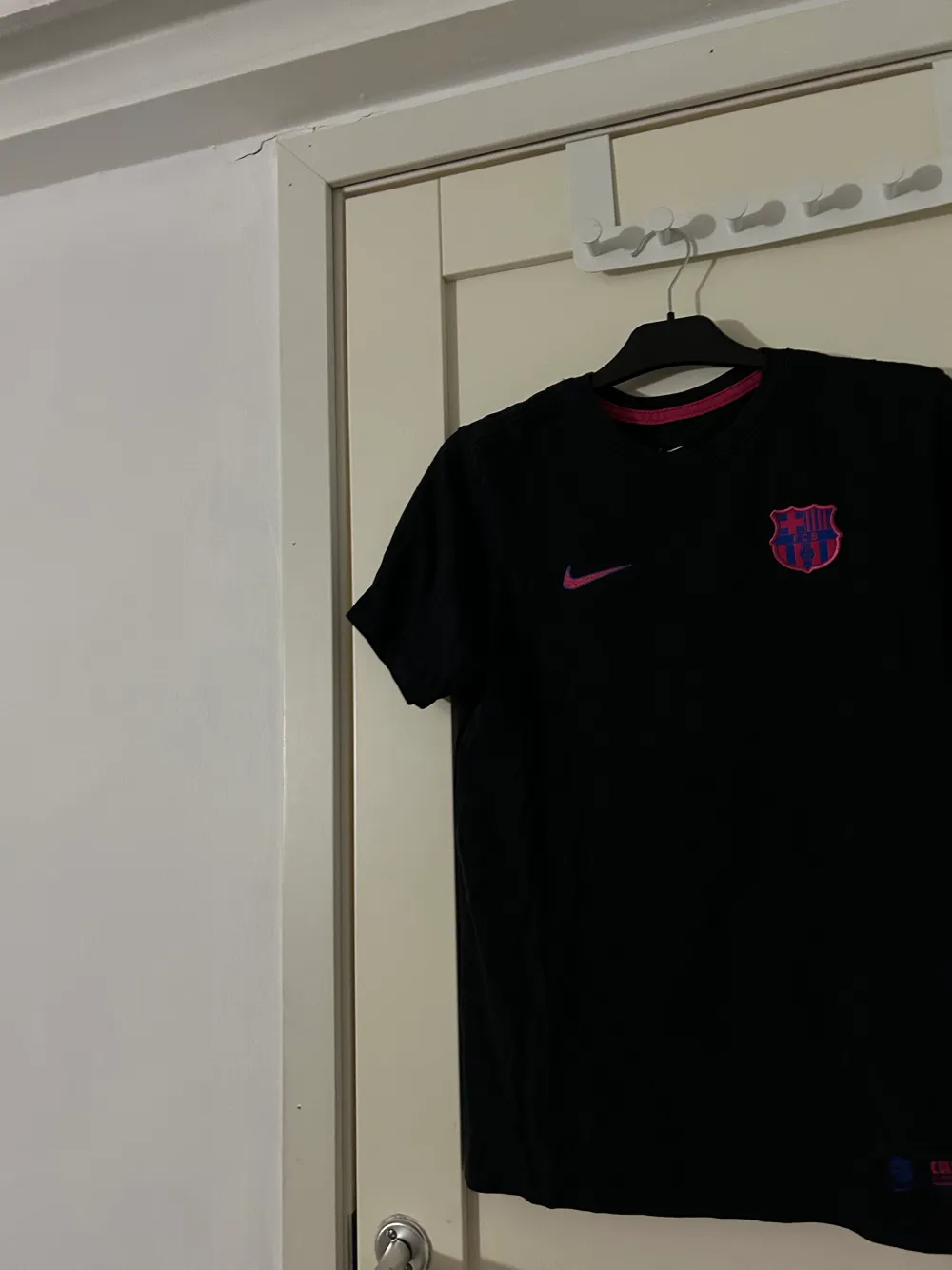 En vanlig tröja med barcelona på från Nike (inte tränings tröja) välvårdad och knappt använd alls . T-shirts.