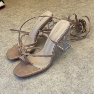 Klackar - Klackar från prettylittlething med snörning på benen. Jättefina på och aldrig använd. 