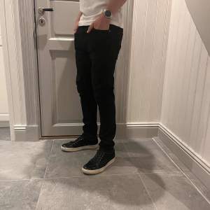 Sjukt snygga Nudie Jeans med skick 10/10. Modellen på jeansen är lean dean, modellen på bilden är 175 och väger 65kg. Skriv till oss om du har fler frågor eller funderingar💯💥