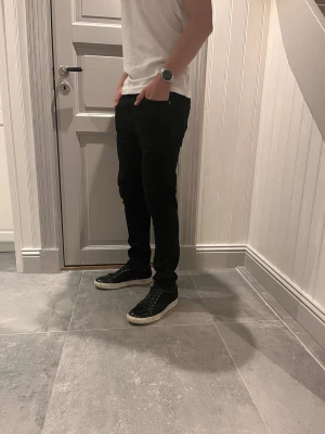 Nudie jeans lean dean  - Sjukt snygga Nudie Jeans med skick 10/10. Modellen på jeansen är lean dean, modellen på bilden är 175 och väger 65kg. Skriv till oss om du har fler frågor eller funderingar💯💥