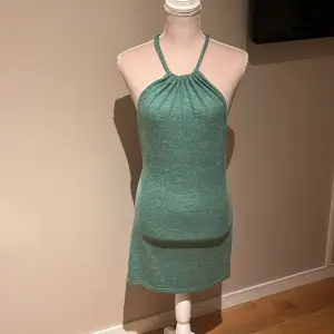 Snygg grön klänning som är använd 1-2 gånger. Helt öppen i ryggen och är från shein! Frakten kostar 45kr!!!