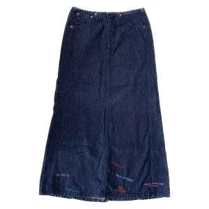 Levis denim midikkol - Såå fin denimkjol från Levis med så söta detaljer.  Inte sätt några defekter. Strlk S, mått; 36cm i midjan (mätt rakt över) och kjollängd 90cm