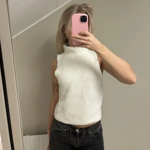 Topp  - Fluffig jättemysig topp från ginatricot🤍🤍 endast använd en gång 