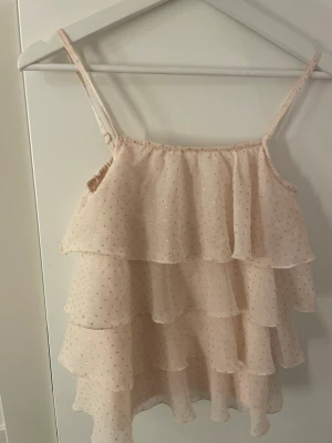 Volang topp - En volang topp som köptes på hm, är slutsåld. Den är fel fri och säljs för att den längre ej kommer till användning 