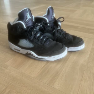 Jordan 5  - Säljer då jag tyvär har för mycket skor. Storlek 40 Kartongen som jag fick när jag köpte dom finns kvar. Sparsamt använda  Modellen retro oreo 2020  Finns i Stockholm annars står köparen för frakt!