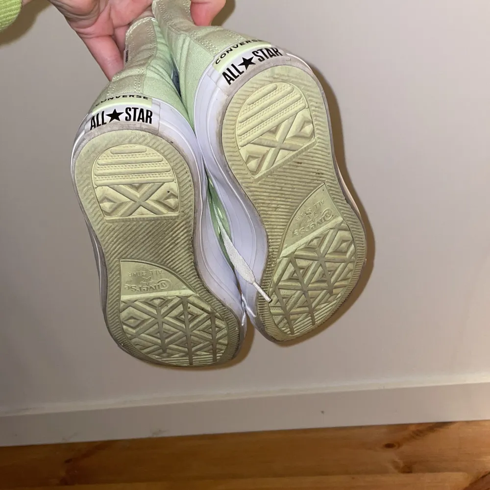 Limegröna hightop Converse. Använda ett par gånger men skicket är mycket bra och nästan som nytt. Storlek 37,5 men passar mig som vanligtvis har storlek 38 i Converse och 38-39 i skostorlek generellt. Hör gärna av dig vid frågor eller för fler bilder!. Skor.