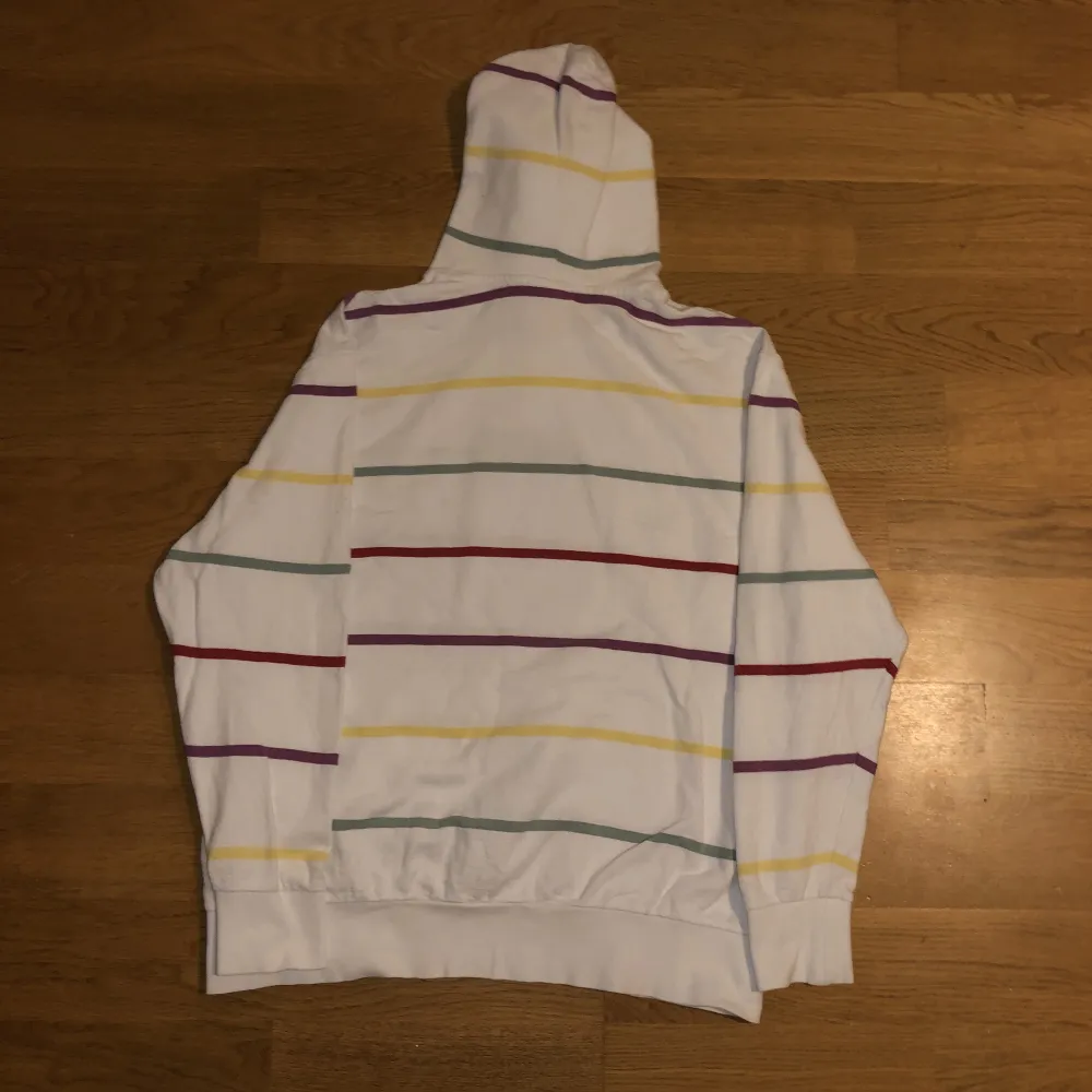Säljer en sällsynt WESC hoodie i storlek s, är väldigt svår att få tag i. Pm för funderingar👍. Hoodies.