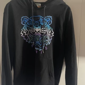 Kenzo hoodie - Säljer min kenzo hoodie. Köptes 2018 på deras hemsida för 3,500kr och är väldigt snygg. Den är storlek L men ganska tight så passar bättre ifall du är M