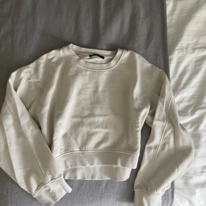 Zara sweatshirt  - Vit sweatshirt, bra skick lite nopprig vid armarna. Trendigt croppad och kan croppas ännu mer Priset kan diskuteras