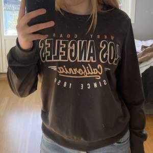 Säljer denna fina sweatshirt då den inte kommer till användning, endast använd ca 5 ggr