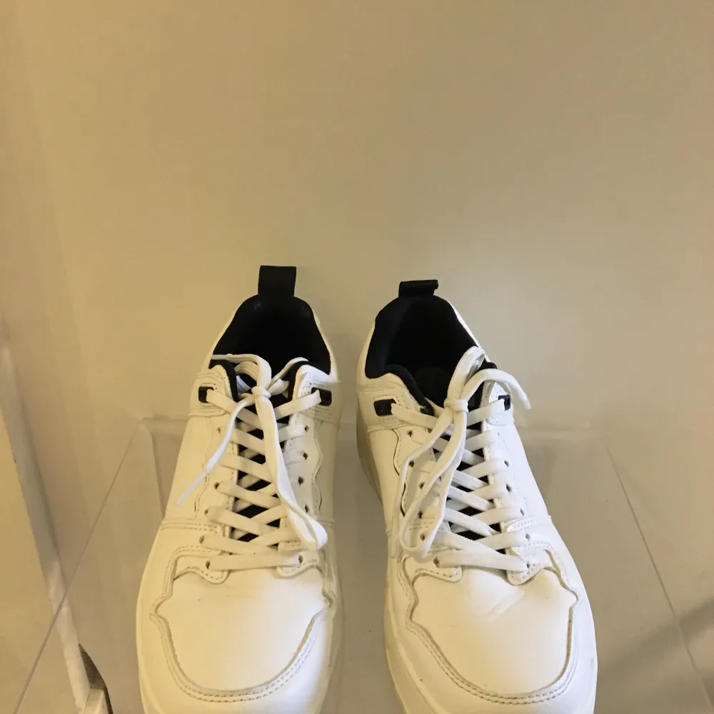 Vita sneakers strl 36 från Zara. Skor.