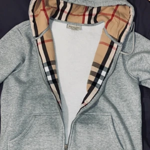 Burberry  - Burberry hoodie i stl L. Extremt bra skick 9/10 säljer för den är för stor. Hör av er vid funderingar!  Obs:Priset är hugget i Sten 