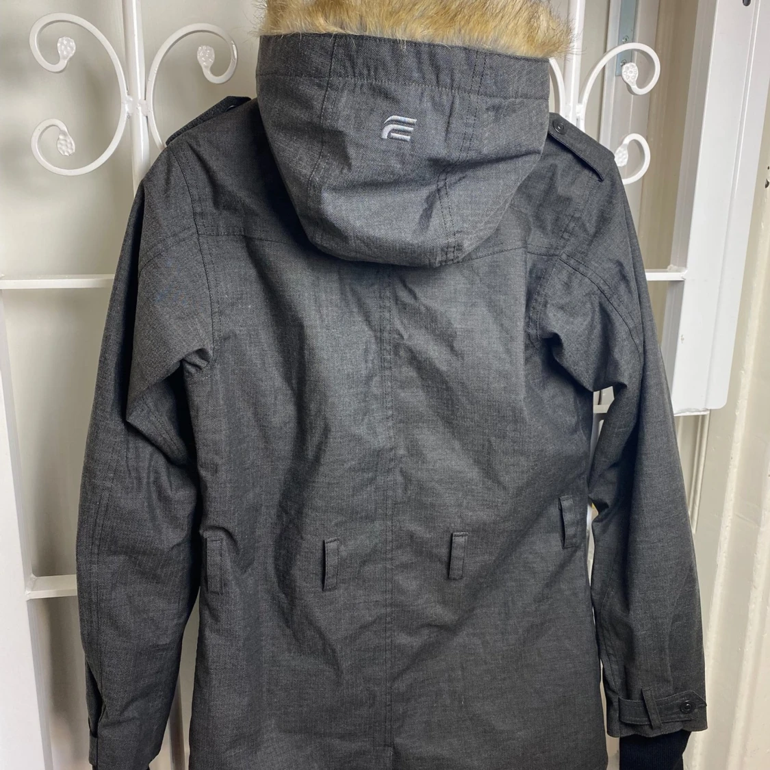 Gråsvart jacka med pälsluva - 90