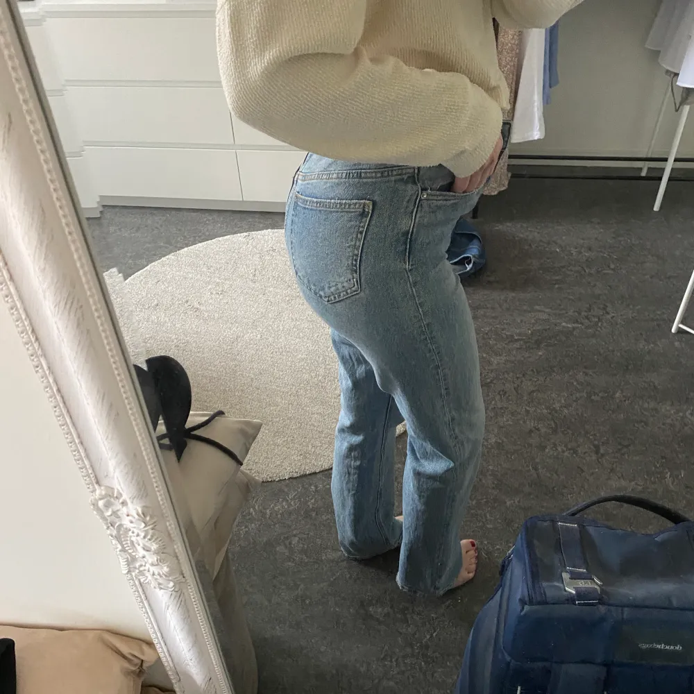 Blå 90’s jeans från vero moda . Jeans & Byxor.