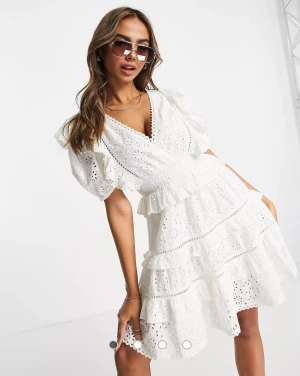 Klänning - Säljer nu min ursnygga studentklänning som är slutsåld från asos. Bra skick och inga fläckar. För egna bilder skriv privat. Köpare står för frakt. 🤍