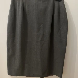 Kjol - Kjol, grön. Finns tillhörande kavaj på min sida.   Märke- Ril’s