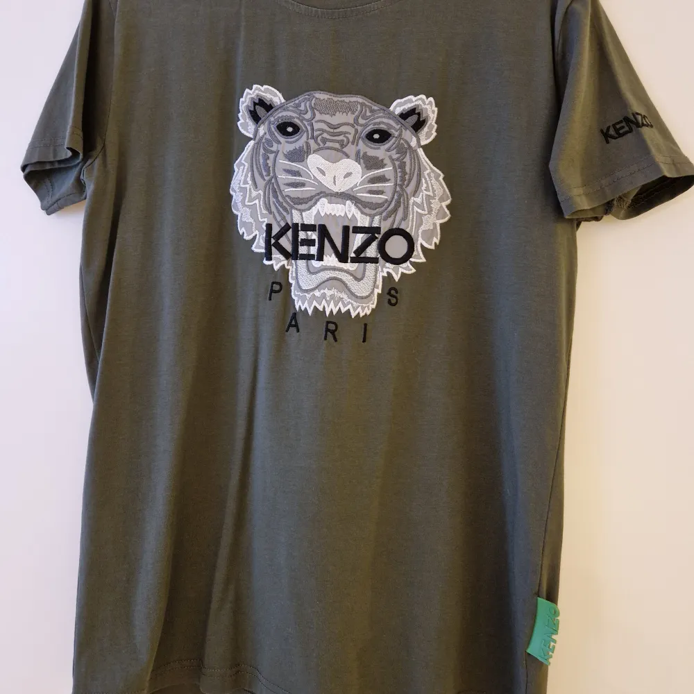 Helt ny Kenzo T-shirt i storlek S. T-shirts.