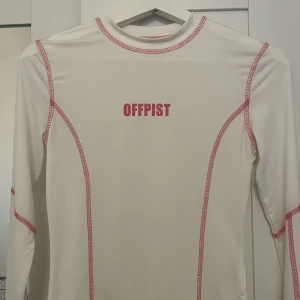 Tröja  - En vit, tunn tröja från Bik Bok i storlek xs