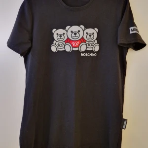 Moschino Tröja  - Helt ny Moschino tröja i storlek S