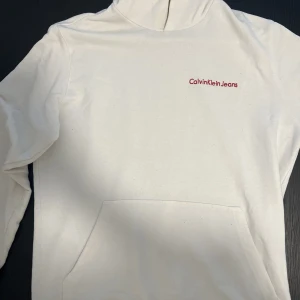 Calvin Klein hoodie - Vit Calvin Klein hoodie i strl M. Bra skick!