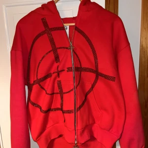 Named Collective Hoodie - ” Mission Zip Hoodie” från Named Collective använd ett fåtal gånger. Väldigt mjuk och skön till kallare månader! Hel-zip ändå upp till huvudet (två dragkedjor).   Se deras hemsida för mer info.