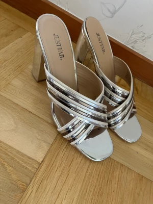 Klackar - Använda 2-3 gånger, från justfab. Jättefina och sköna men kommer inte till användning.