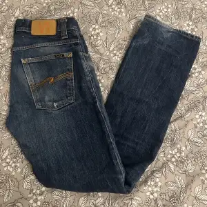 As feta lågmidjade jeans från nudie jeans co i storlek W29 L32. Köptes för 800 säljes för 450.