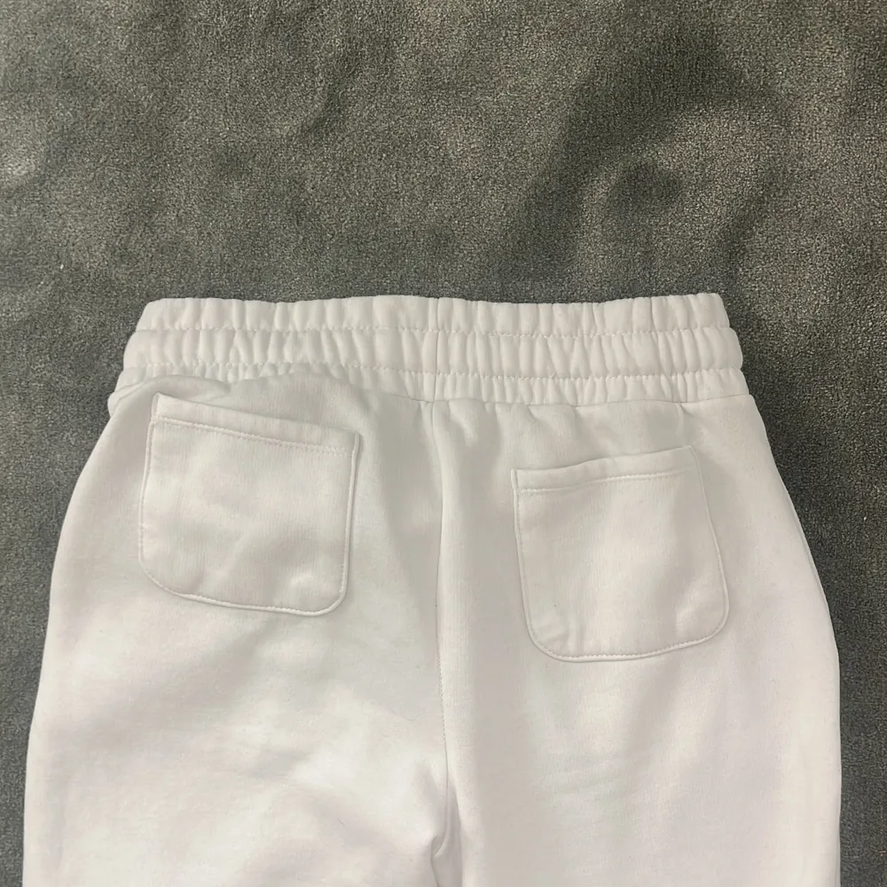 Vita mjukis byxor från lager 157, kommer aldrig till andvändning. Super skick, som nya💕🙏🏼. Jeans & Byxor.