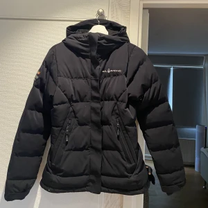 Vinterjacka  - Hej! Jag säljer min super fina sail raicing jacka dom är i storlek M❤️ det har alltid vart min favorit! Köptes på deras hemsida för 4200 kr men säljer för 1500 kr. Är i jätte bra skick! ❤️ kan diskutera pris! 