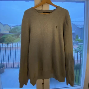 Polo Ralph lauren stickad tröja  - Tjena! Säljer nu min riktigt snygga polo tjocktröja. Tröjan är sparsamt använd och skicket är 9/10. Tröjan har inga defekter. Pris kan diskuteras