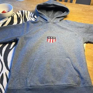 Gant hoodie - Hoodie bara använd 3 gånger, väldigt fint skick