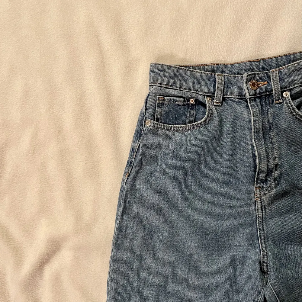Snygga mom jeans som är perfekt som basplagg. Använda men i bra skick och sann i storleken. . Jeans & Byxor.