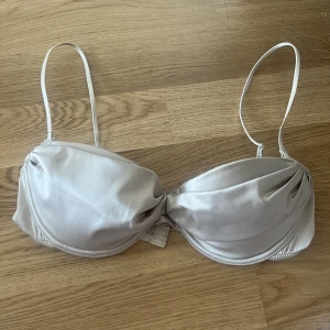 Bh i beige satin  - Bh i beige satin  Stl 75b  Som ny 