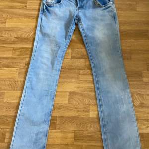 Blåa lågmidjade jeans men snygga bakfickor. Säljer dessa för att när jag köpte de så passade de inte. Jag köpte de secondhand så det gick inte att lämna tillbaka. 