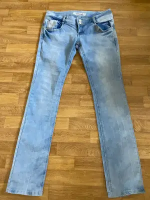 Blåa lågmidjade jeans men snygga bakfickor. Säljer dessa för att när jag köpte de så passade de inte. Jag köpte de secondhand så det gick inte att lämna tillbaka. 